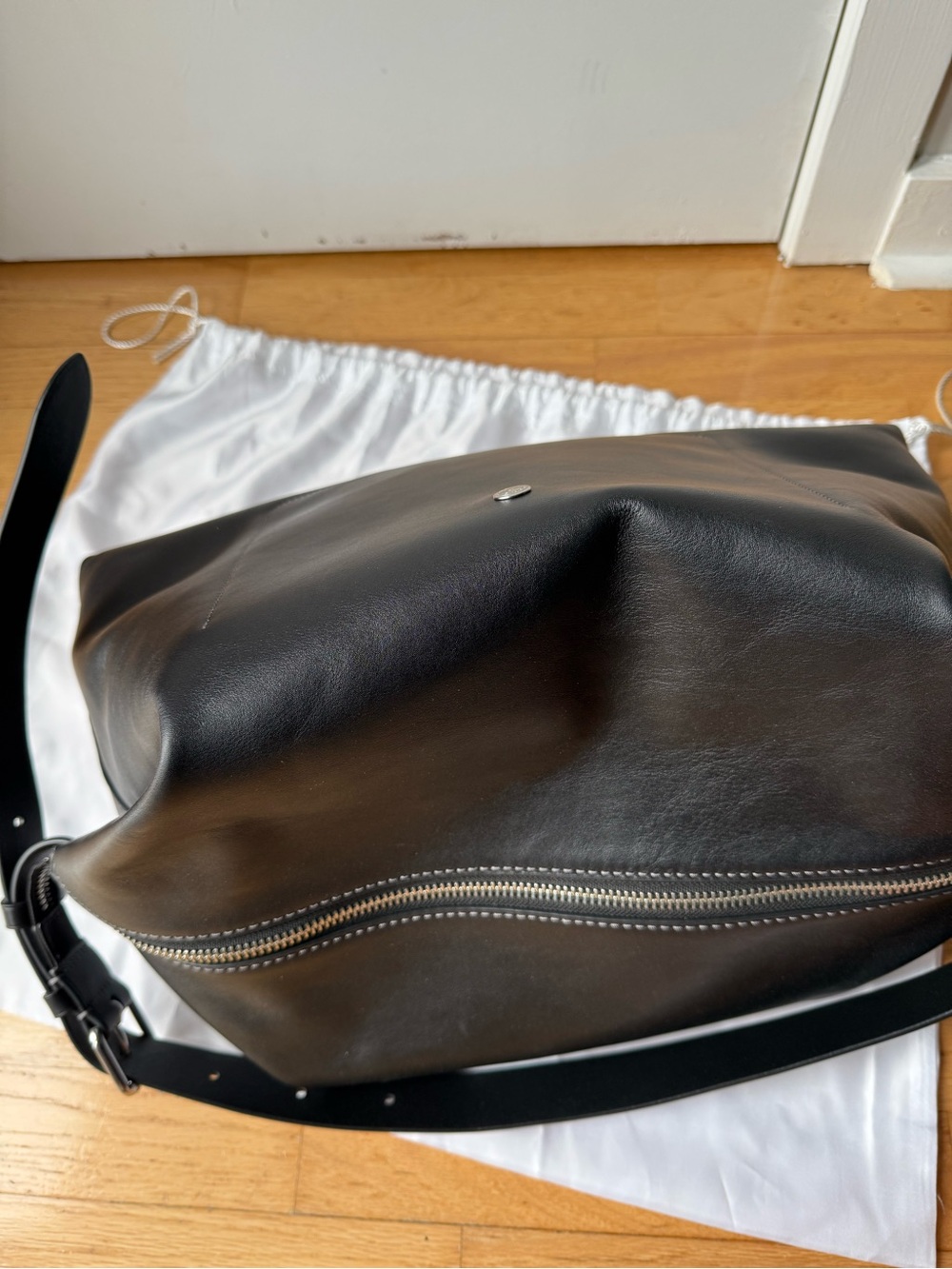Black Leather Men's Shoulder Bag - Classic Zip Detail - Picture 3 of 5